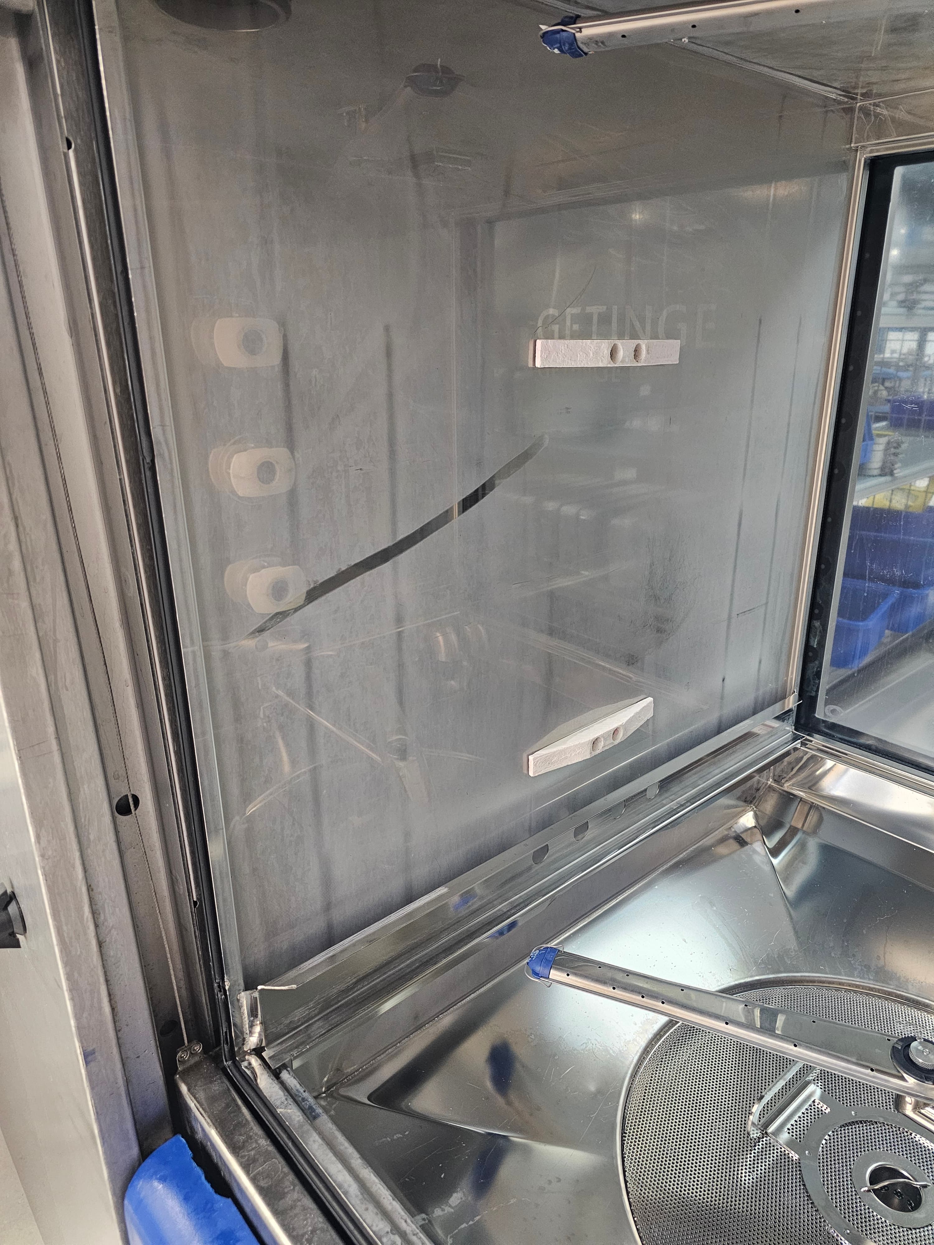 Getinge 88T chamber before descaling — heavy scale accumulation