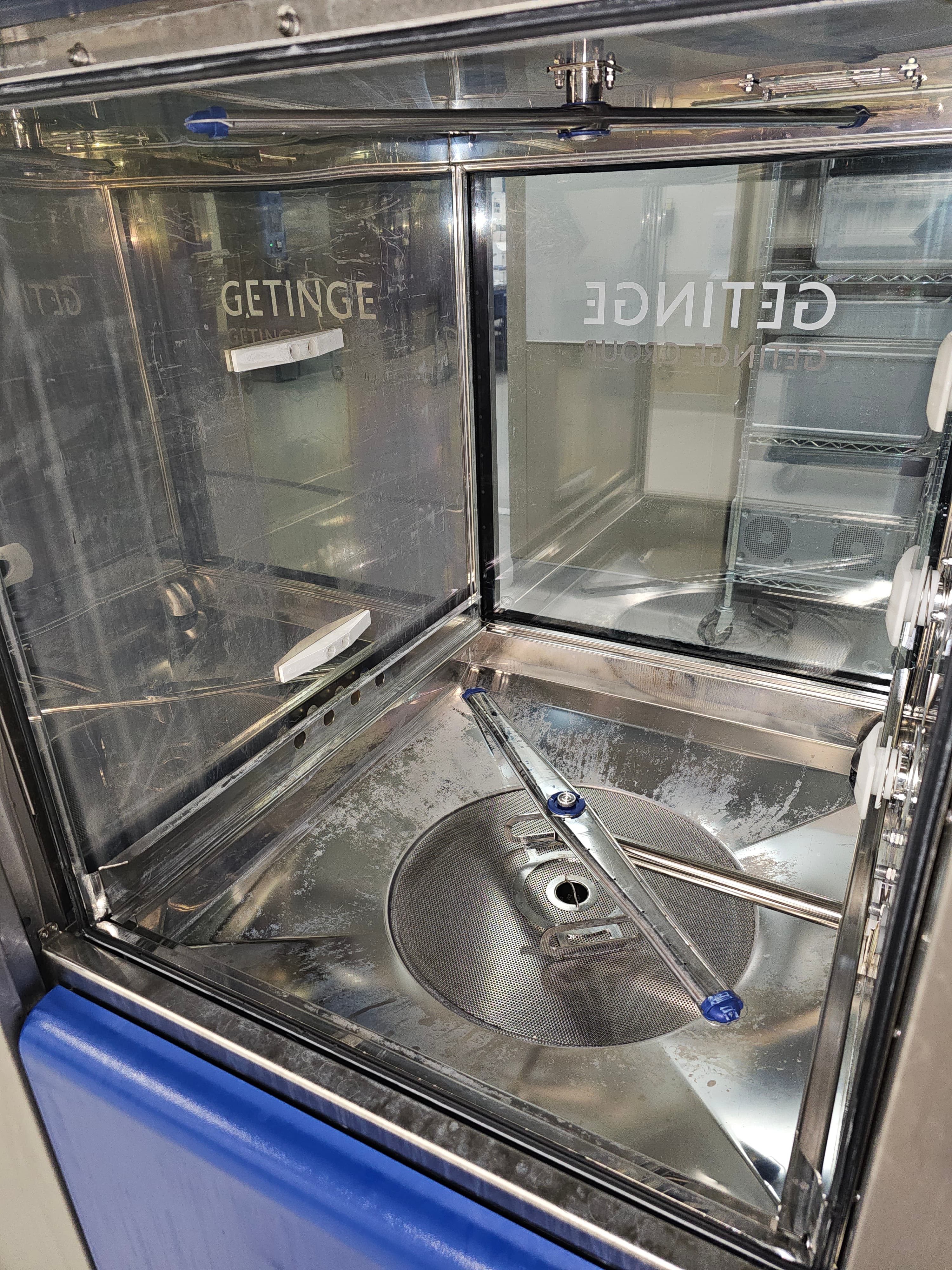 Getinge 88T chamber descaling in progress — stage 1